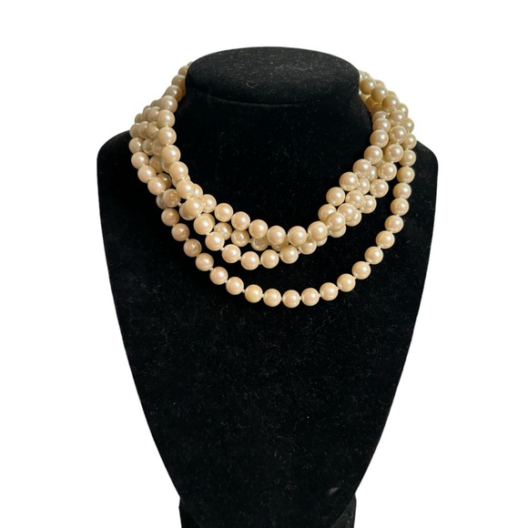 Jewelry - Vintage faux pearl necklace. In good condition. Cream like color. 30” long